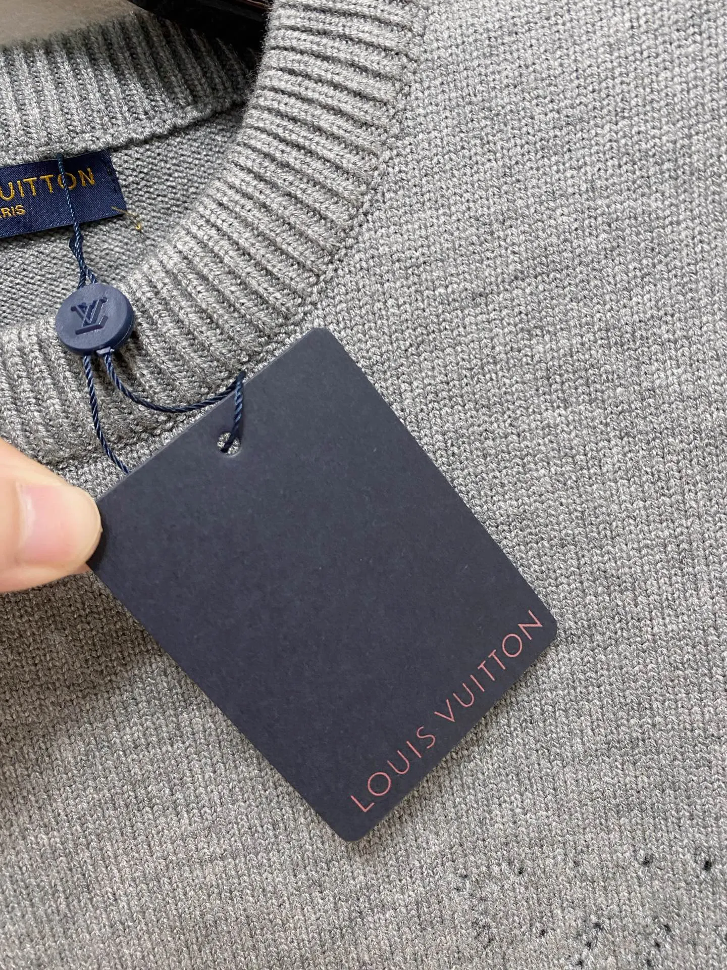 🅿️440 LV crew neck sweater, made of wool blended yarn, has good warmth retention, fluffy and soft, doubles skin care, giving you a lightweight wearing experience. High-quality natural fibers ensure high-quality life. The whole piece adopts solid color single-sided craftsmanship, leaving loose space when fit, solid color plain weave, neat texture, solid color design, durable and high-end. The workmanship is meticulous, fashionable and versatile. The reverse shoulder design is simple and comfortable. At the same time, it uses counter stitching to highlight the quality in the details, making the temperament more low-key, restrained, calm and stylish, and better showing the clean and tidy side of successful men. The collar, cuffs, and hem are made of dense rib weaving, which is tight and elastic, not easy to deform, and highlights the details and texture. Whether worn alone or layered, it can not only give you a warm feeling, but also give you a sophisticated sense of fashion.      Size: M-XXXL